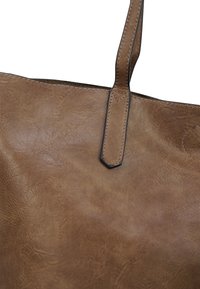 Bruine leren tote bag met een gladde textuur, voorzien van een enkele handgreep en contrasterende stiksels. Accentueert een subtiele, geperste logo.