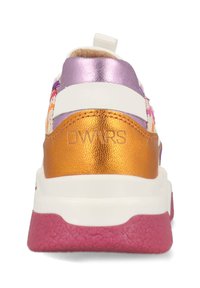 Multikleurige sneaker met een metallic bovenwerk in paars en goud, witte accenten en een gestructureerde roze zool met een zilveren logo op de hak.