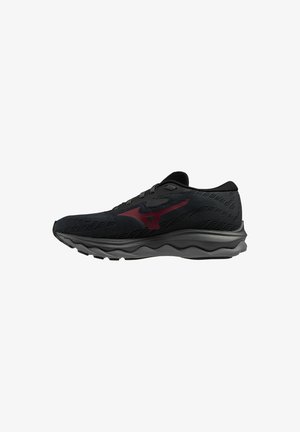 Chaussure de sport noire avec un upper en maille respirante, semelle zigzag et logo en accent rouge. Dispose d'un design à tige basse pour un enfilage facile.