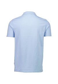 Ljusblå kortärmad pikétröja gjord av tyg med en slät textur. Har en klassisk krage och sidslitsar i nederkanten för ökad rörelsefrihet.