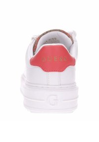 Sneaker bianco con un accento sul tallone rosso texturizzato, logo dorato e suola rialzata. Presenta una parte superiore in materiale sintetico liscio e fodera in tessuto.