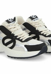 Sneaker in rete bianche e nere con dettagli argentati. Presentano una suola texturizzata, un design con lacci e un logo sulla linguetta.