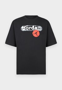 Μαύρο βαμβακερό t-shirt με έντονο λογότυπο "Jordan" σε λευκό, με κόκκινο κύκλο και μαύρη σιλουέτα ενός άλτη. Κοντά μανίκια.