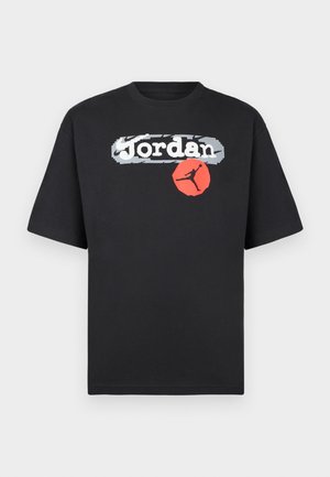 Μαύρο βαμβακερό t-shirt με έντονο λογότυπο "Jordan" σε λευκό, με κόκκινο κύκλο και μαύρη σιλουέτα ενός άλτη. Κοντά μανίκια.
