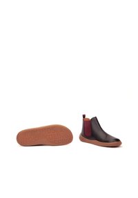 Bottines en cuir noir avec un panneau élastique bordeaux sur le côté, semelle en caoutchouc beige et coutures contrastées. Comprend une languette au niveau du talon.