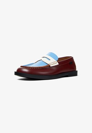 Mocassino da uomo in pelle con corpo bordeaux, tomaia azzurro chiaro, dettaglio della fascia bianca e suola nera mostrato su sfondo bianco.