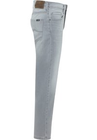 Halli hall denim püksid, millel on tagakotid ja mündikotid, peen õmblemine ning pruun nahast brändi silt vöökohal.