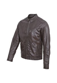 Giubbotto da motociclista in pelle marrone con chiusura a zip frontale, colletto rialzato e tre tasche con zip. Texture liscia e design aderente.