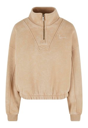 Sudadera de pullover beige con cuello de media cremallera, puños acanalados y dobladillo elástico. Presenta costuras tonales y un pequeño logo blanco.