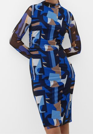 Robe cintrée longueur genou avec manches longues transparentes, imprimé géométrique abstrait en formes bleues, noires, marron, blanches et beiges.