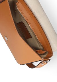 Borsa a tracolla in pelle marrone chiaro con finitura liscia, tasca con zip e interno beige. Presenta una chiusura a scatto e una tracolla regolabile.