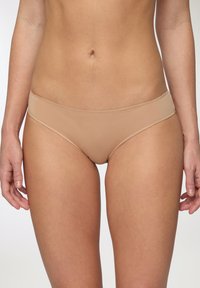 Slip bikini da donna beige, realizzato in tessuto liscio, con un design a vita bassa e cuciture minime per garantire comfort e un aspetto senza cuciture.