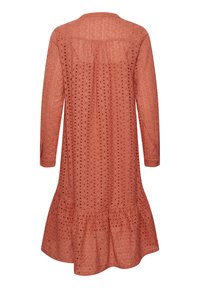 Šaty v rezavé barvě s dlouhými rukávy, výšivkou a tiered volánkovým lemem. Lehký materiál a kulatý výstřih s nařasením.