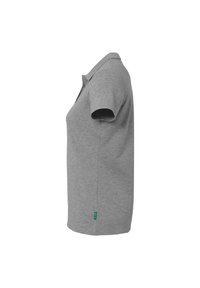 Grijze polo-shirt met korte mouwen, zijkant weergegeven, met een klein groen label nabij de onderrand op een witte achtergrond.