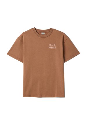 Brown short-sleeve cotton T-shirt with crew neck and "PLAGE PRIVÉE" text printed in white on the left chest.