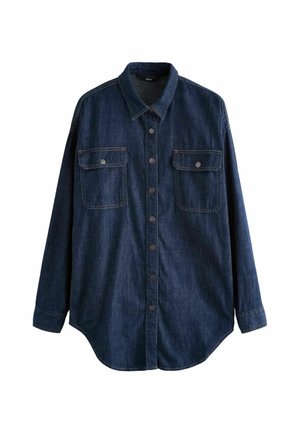 Chemise en denim bleu foncé à manches longues, avec deux poches à rabat boutonnées sur le devant et une fermeture à pression au centre.