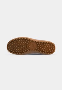 Suola di scarpa Nike, caratterizzata da una trama in gomma marrone con piccoli motivi a quadrato, e un logo impresso vicino al tallone. Design con bordi lisci.