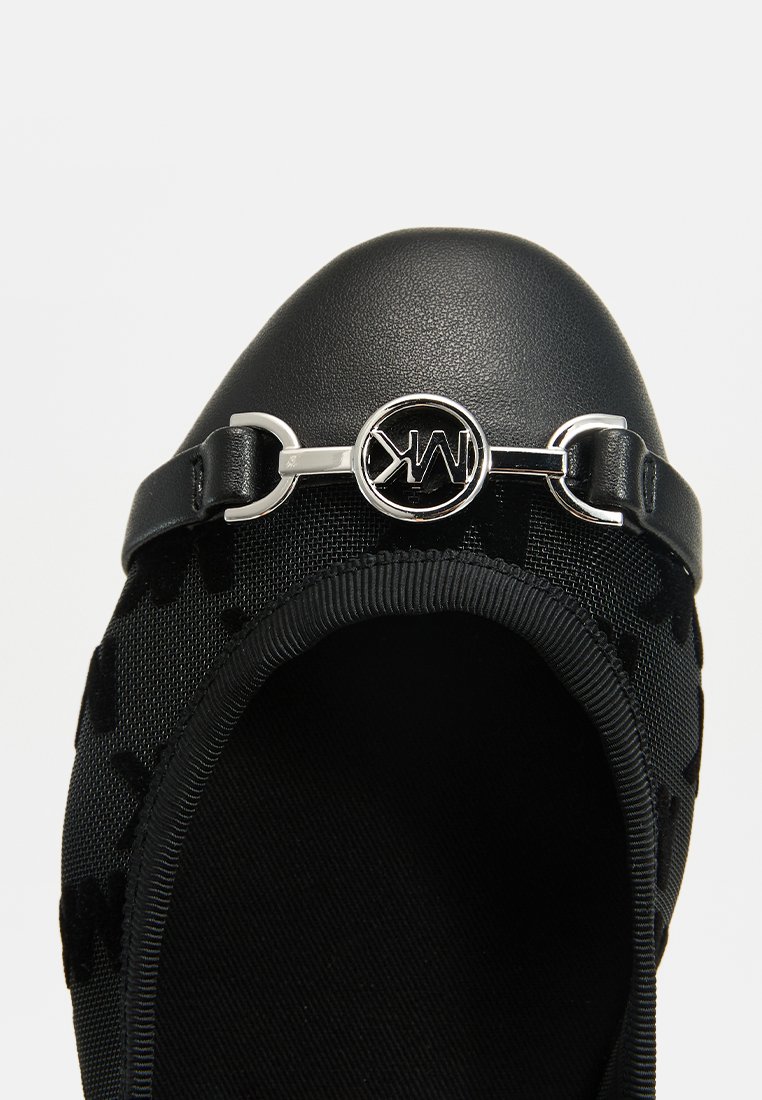 Zwarte ballerina's gemaakt van textiel met een glanzende zwarte neus. Voorzien van een zilveren logo hardware accent en gedetailleerde elastieken band.