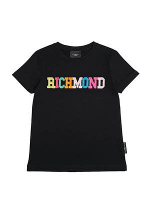 Maglietta nera a maniche corte con lettere a blocchi colorati che formano la scritta "RICHMOND" sul petto, con una piccola etichetta laterale.