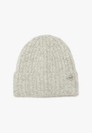 Hellgraue Strickmütze aus weicher Wolle, mit geripptem Texturmuster und einem runden silbernen Logoakzent an der Seite.