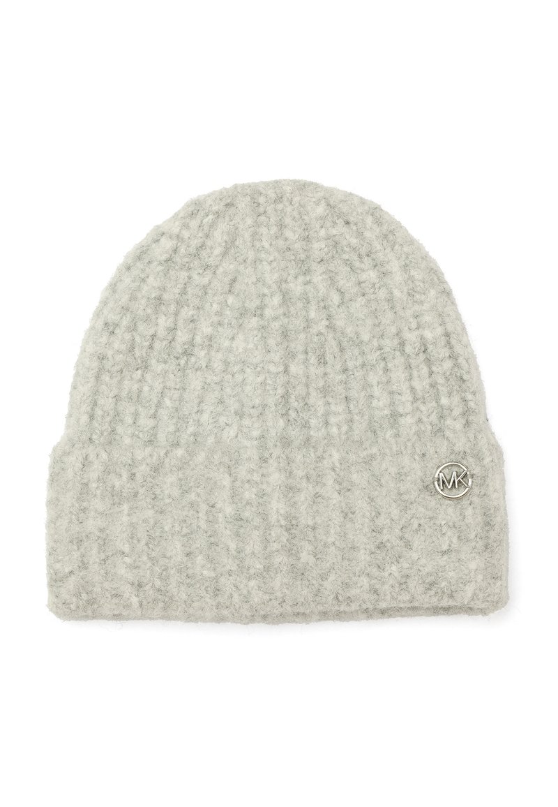 Jasnoszara dzianinowa czapka typu beanie wykonana z miękkiej wełny, z prążkowaną fakturą i okrągłym srebrnym logo na boku.