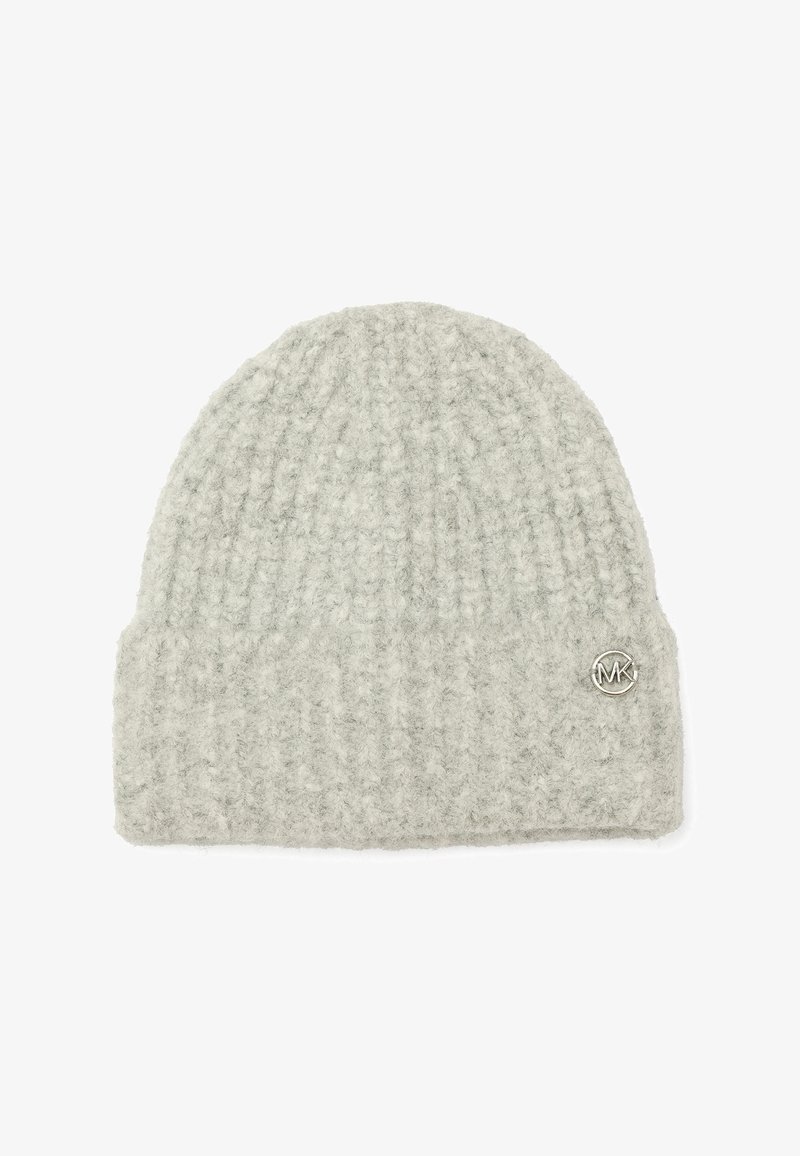 Jasnoszara dzianinowa czapka typu beanie wykonana z miękkiej wełny, z prążkowaną fakturą i okrągłym srebrnym logo na boku.