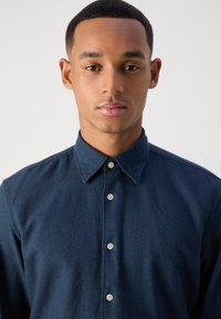 Marc O'Polo KENT COLLAR LONG SLEEVES NO POCKET ROUND HEM - Hemd - total eclipse