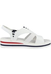 Weiße Slingback-Sandale mit überkreuztem Riemen-Design, elastischen Akzenten und strukturiertem Sohlen mit blauen und roten Streifen auf einer Keilbasis.