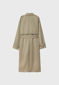 Beżowy trencz z wyraźnym kołnierzem i paskiem w talii. Posiada długie rękawy i zapięcia na guziki, prezentując elegancki, minimalistyczny design.