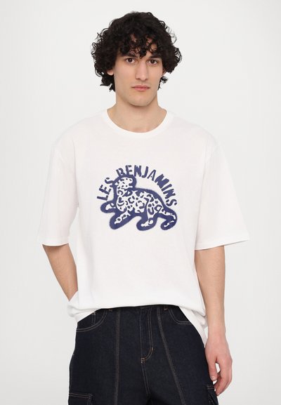 Λευκό βαμβακερό T-shirt με χαλαρή εφαρμογή που διαθέτει μια γαλάζια γραφική λεοπάρδαλη και το κείμενο "LES BENJAMINS" σε έντονη γραφή.