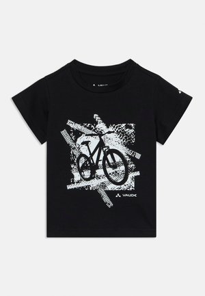 T-shirt de algodão preto com um gráfico branco de uma bicicleta e marcas de pneu sobre um fundo texturizado. Mangas curtas e decote redondo.