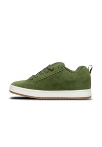 Sneakers in suede verde con chiusura a lacci, colletto imbottito, suola in gomma bianca e piccole perforazioni sui lati per la traspirabilità.