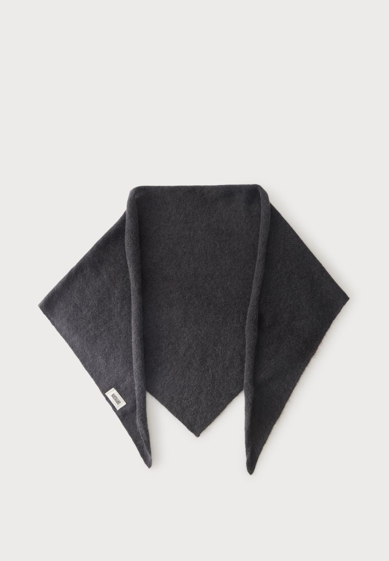 Écharpe triangulaire gris foncé avec une texture douce et duveteuse et une petite étiquette de marque blanche dans un coin, posée à plat sur un fond blanc.