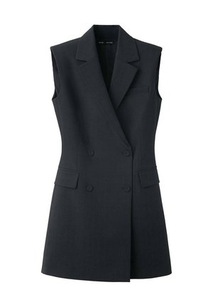 Vestido blazer negro sin mangas de doble botonadura con solapas con muesca y bolsillos de solapa sobre fondo blanco.