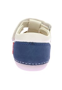 Sandalo per bambini con una tomaia bianca e un tallone in morbido suede blu navy, cinturino regolabile e suola in gomma leggera con dettagli in cucitura bianca.