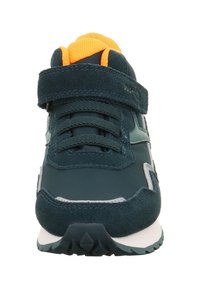 Dunkeltürkisfarbene und orangefarbene Kinderturnschuhe mit Schnürung und Klettverschluss, weißer Sohle und strukturiertem Grip auf der Laufsohle.