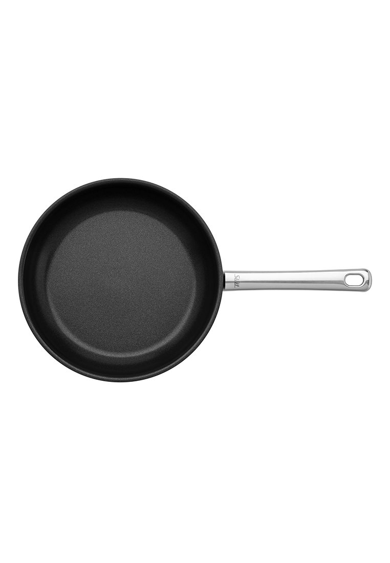 Svart non-stick stekpanna med en slät yta, grund rund form och ett handtag i rostfritt stål med ett hänghål.