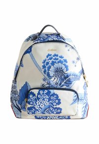 Mochila con estampado floral en crema y tonos de azul, que cuenta con un bolsillo frontal con cremallera, un asa superior y detalles en dorado.