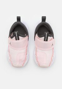 Růžové a šedé tenisky pro batolata s suchými zipy, černé tahací slapky s nápisem "Jordan 23SEVEN" a bílé tečkované mezipodešve.