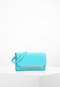 Turkusowa kopertówka o gładkiej fakturze, złożonym designie i metaliczną srebrną wstawką. Zawiera krótki pasek do noszenia.