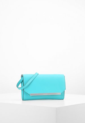 Pochette turquoise avec une texture lisse, design à rabat et bandelette métallique argentée. Inclut une courte sangle pour le transport.