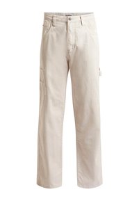 Pantalones cargo beige de pierna recta con bolsillos delanteros, bolsillo lateral utilitario, trabillas para cinturón y cierre de botón.