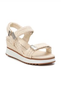 Sandalo con zeppa e tomaia in tessuto intrecciato beige, dotato di due cinturini regolabili e dettagli metallici. Suola leggera con fondo bianco e marrone texturizzato.