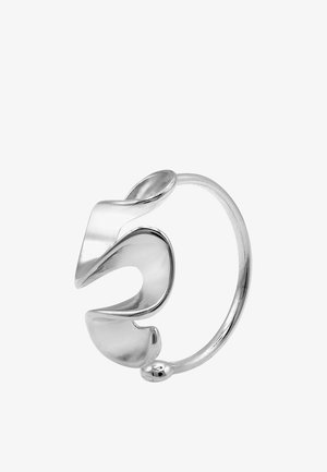 Zilveren open ring met twee gladde, gebogen, asymmetrische vormen die elkaar aankijken op een dunne band.