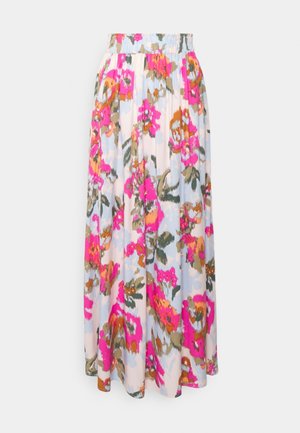 Jupe midi fleurie avec une taille élastique, présentant des nuances de rose, orange et vert sur un fond bleu clair ; tissu doux et léger.