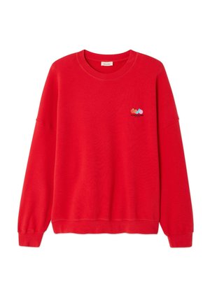 Rdeč pulover z žepi in spodnjim robom z rebrastim vzorcem, z majhnim vezenim motivom dveh sadnih oblik na levi strani prsnega dela. Mehka tekstura.