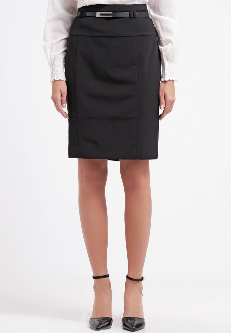 Černá elegantní sukně s přiléhavým střihem, detaily v pase a vertikálními švy. Kombinována s černými lodičkami z lakované kůže a světle zbarvenou blůzou.