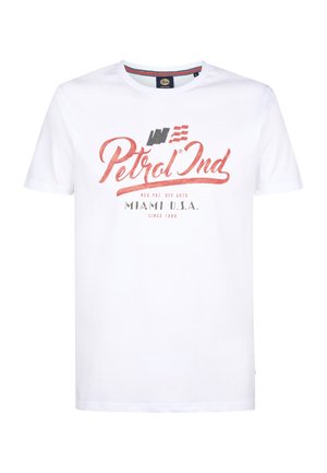 Witte katoenen T-shirt met een rood en zwarte grafische print met de tekst "Petrol Ind Miami U.S.A." heeft een ronde hals en korte mouwen.