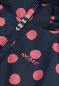 Giacca impermeabile della Marina con grandi pois rosa. Presenta una cerniera con una linguetta grigia. Il logo "raccoon" in rosa è ricamato sul tessuto.