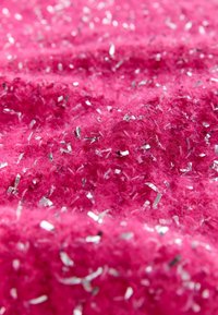 Helderroze stof met een zachte textuur, doorspekt met kleine glanzende zilveren vlekjes, wat een visueel opvallend patroon creëert.